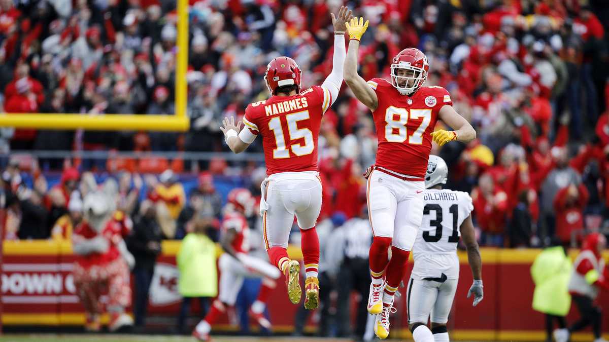 Record day for Chiefs' offensive trio Mahomes, Hill, Kelce