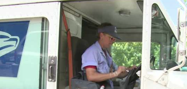 Mail carrier saves the life of 90-year-old woman during her shift - Vimarsana News