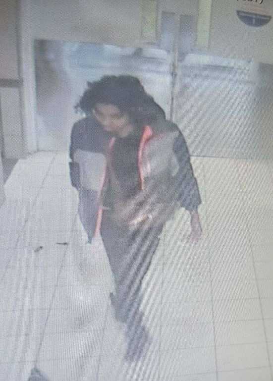 A polícia disse que essa pessoa é suspeita de atirar em alguém dentro do Maine Mall, em South Portland, Maine, em 5 de fevereiro de 2025.