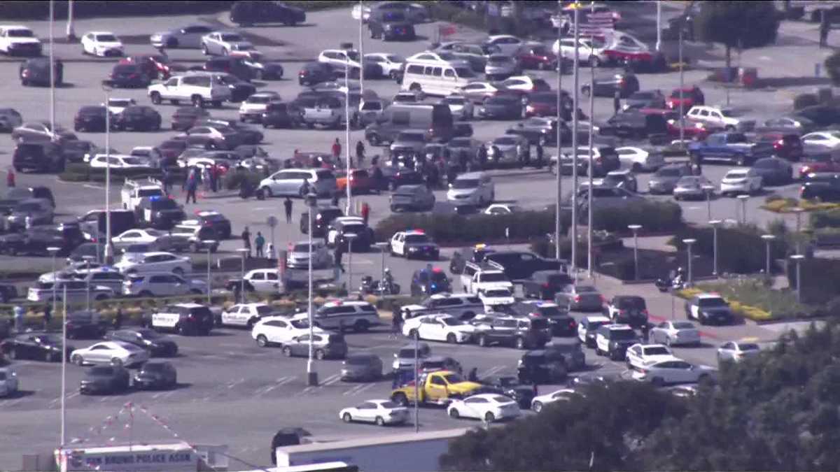 Hunt on for shooters after 2 shot at Bay Area mall