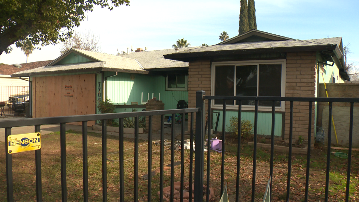 Man saves wife from south Sacramento house fire, officials say