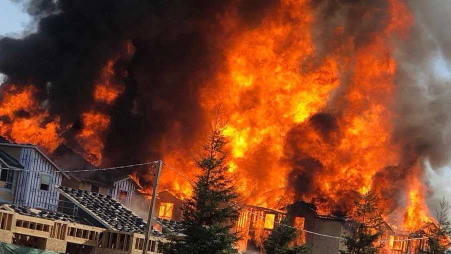 Пожар в чужом доме во сне. Пожар во сне. Сон пожар в доме. Горящий дом во сне. Огонь в спящем доме.