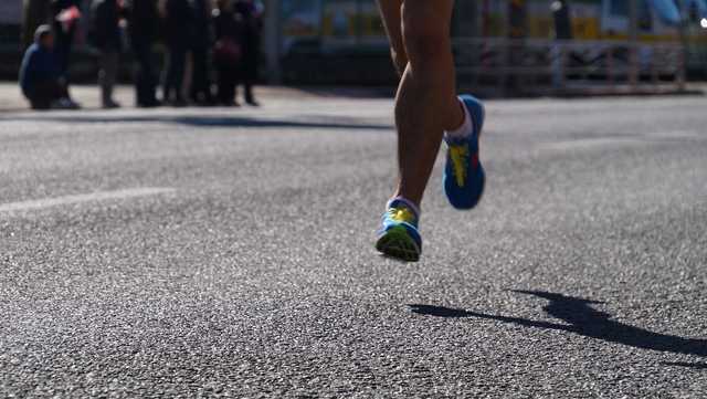Rainy morning delays Bentonville Half Marathon