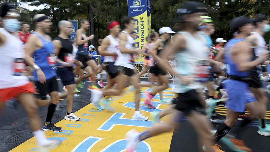 runners cross the starting line of the 125th boston marathon, monday, oct. 11, 2021, in hopkinton, mass.