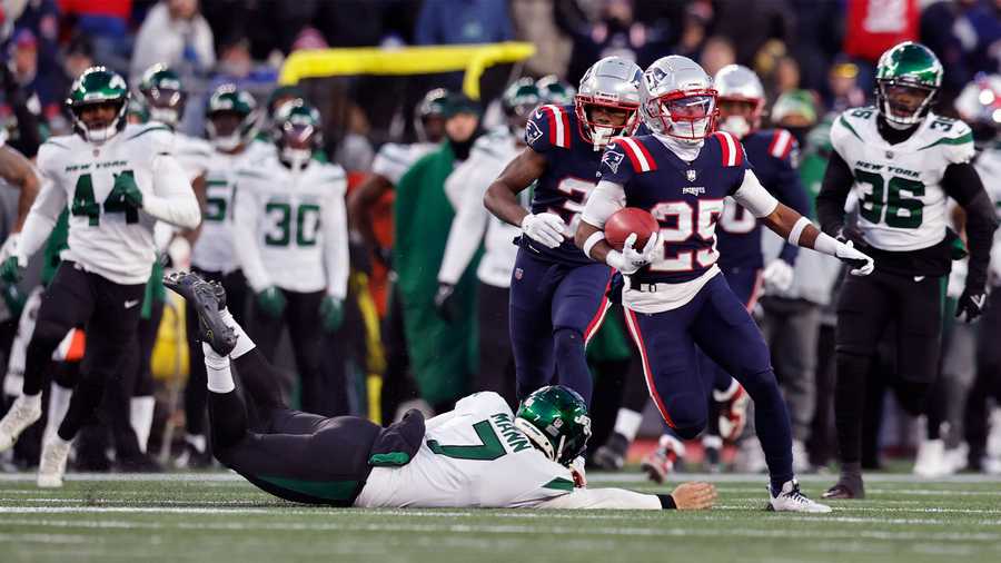 New England Patriots cornerback Marcus Jones (25) runs past New York Jets punter Braden Mann, left, on his punt return for a touchdown during the second half of an NFL football game, Sunday, Nov. 20, 2022, in Foxborough, Mass. The Patriots won 10-3.