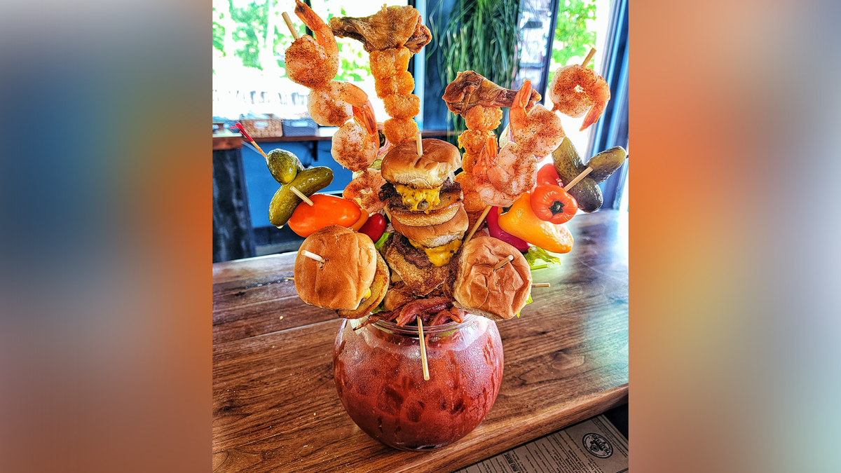 Miamiville restaurant sells 128-ounce bloody mary - WLWT