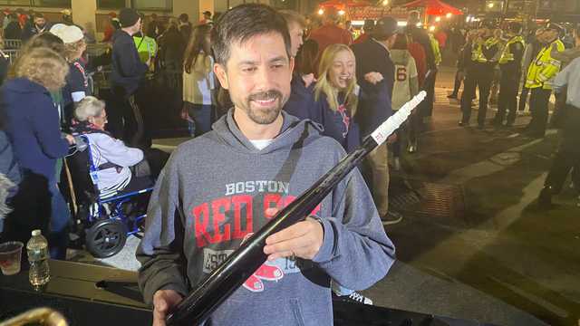 Red Sox fan catches piece of broken bat with bare hand during ALCS Game 5 - Vimarsana News