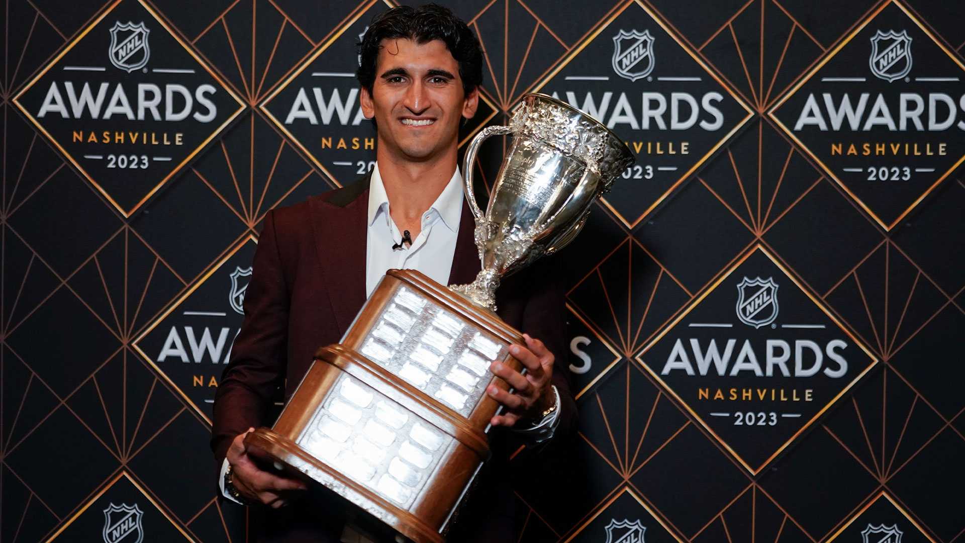2023 NHL Awards: Bruins goalie Linus Ullmark named Vezina Trophy