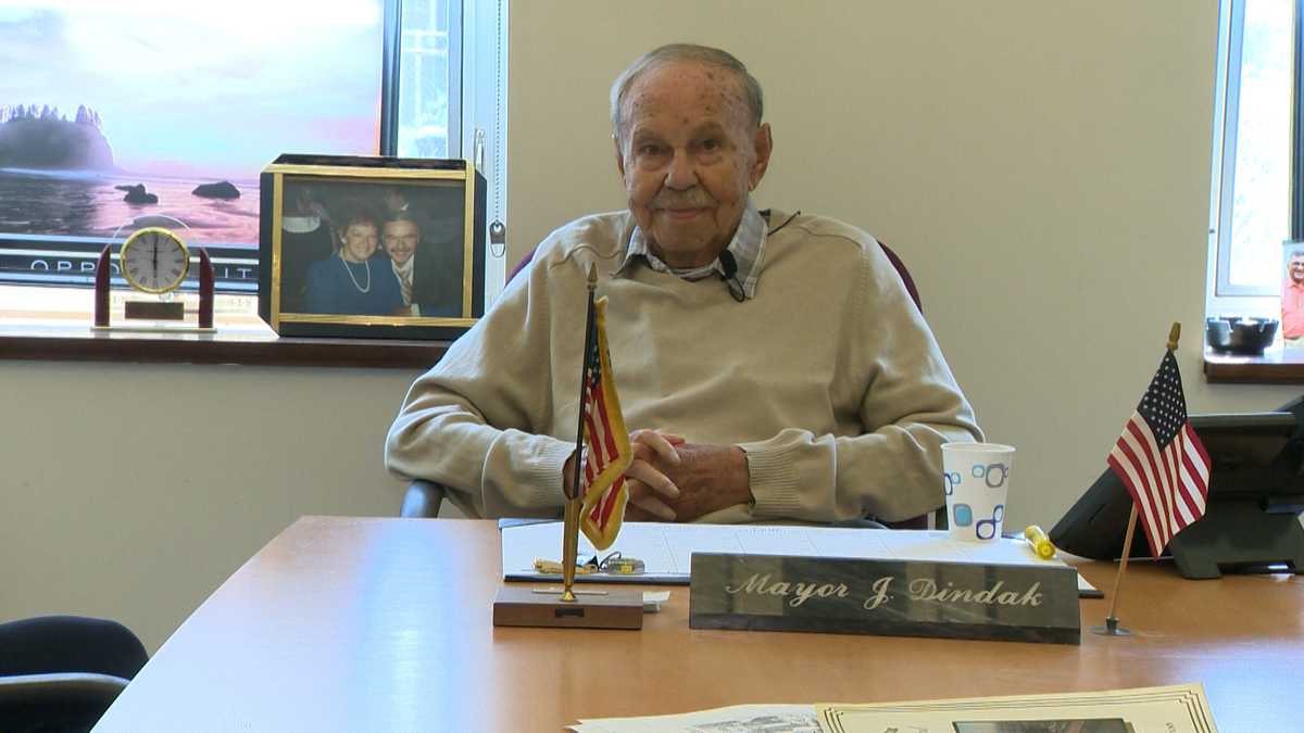 西草原镇市长在任职50年后辞职