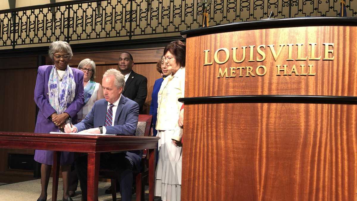 Mayor Fischer signs ordinance banning salary history requests