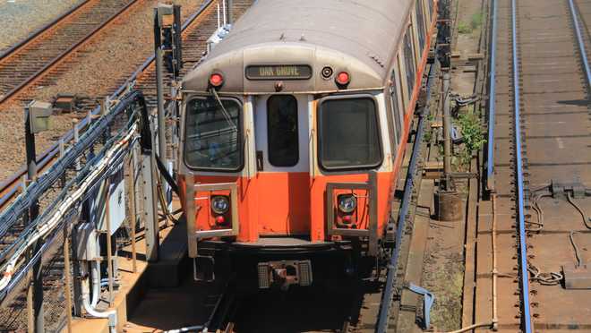 MBTA Orange Line Subway Train בוסטון