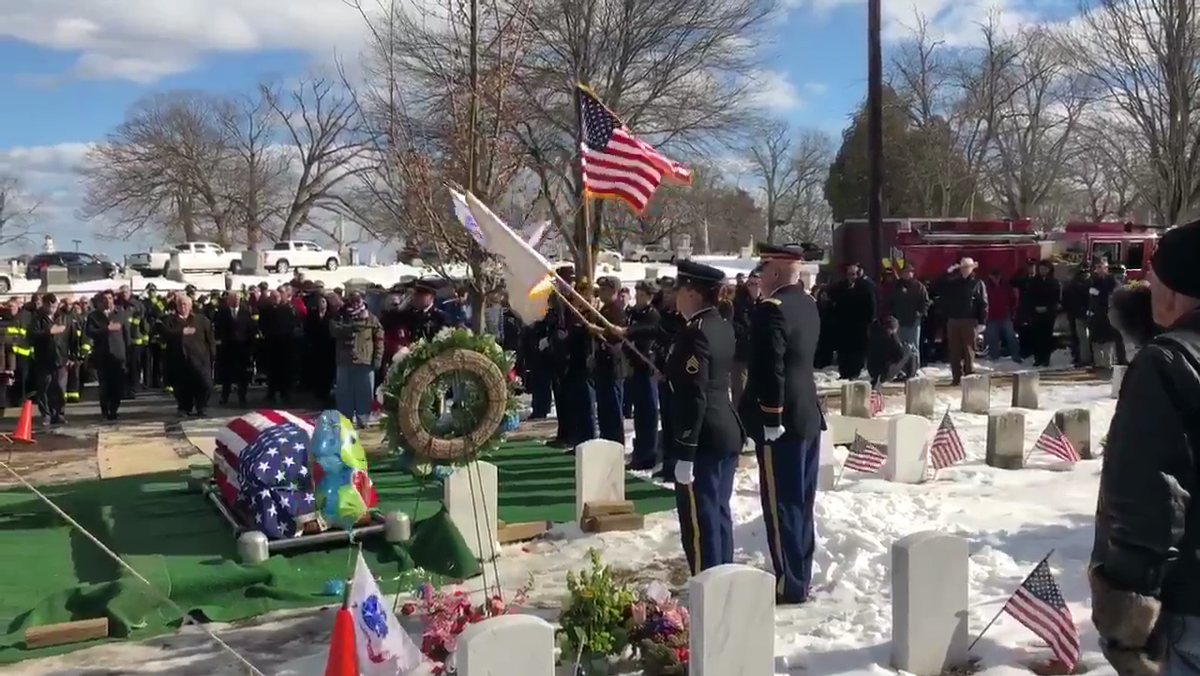 Hundreds Of Strangers Gather For Wwii Veteran's Funeral