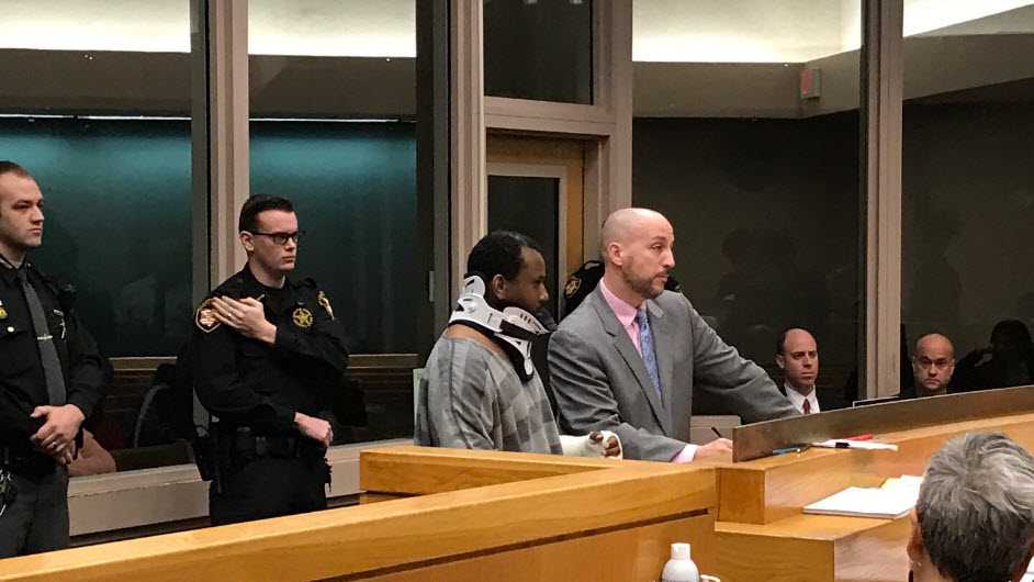 Man accused of shooting officer held on $500,000 bond