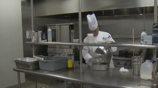 Chefs, volunteers prepare Thanksgiving meal at Orlando apartment - Vimarsana News