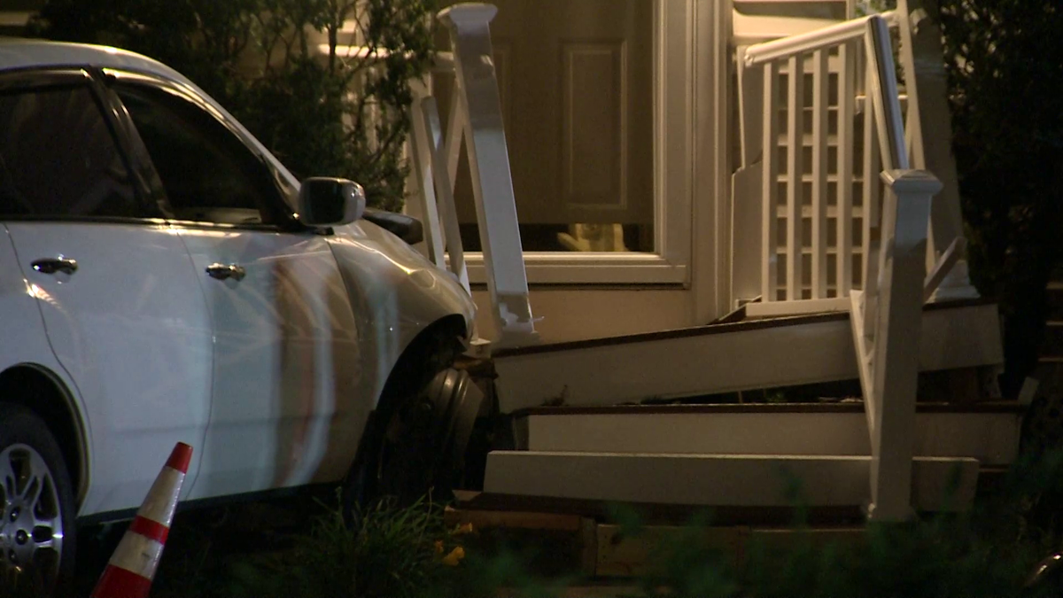 Car crashes into Medford home