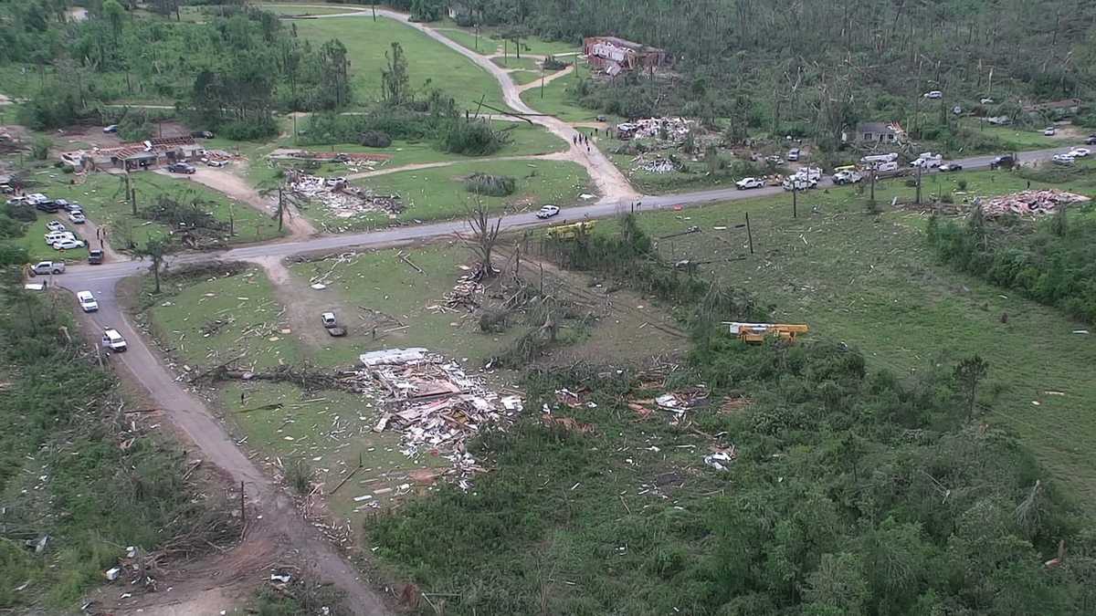 Pictures: Mississippi residents pick up the pieces after major tornado ...