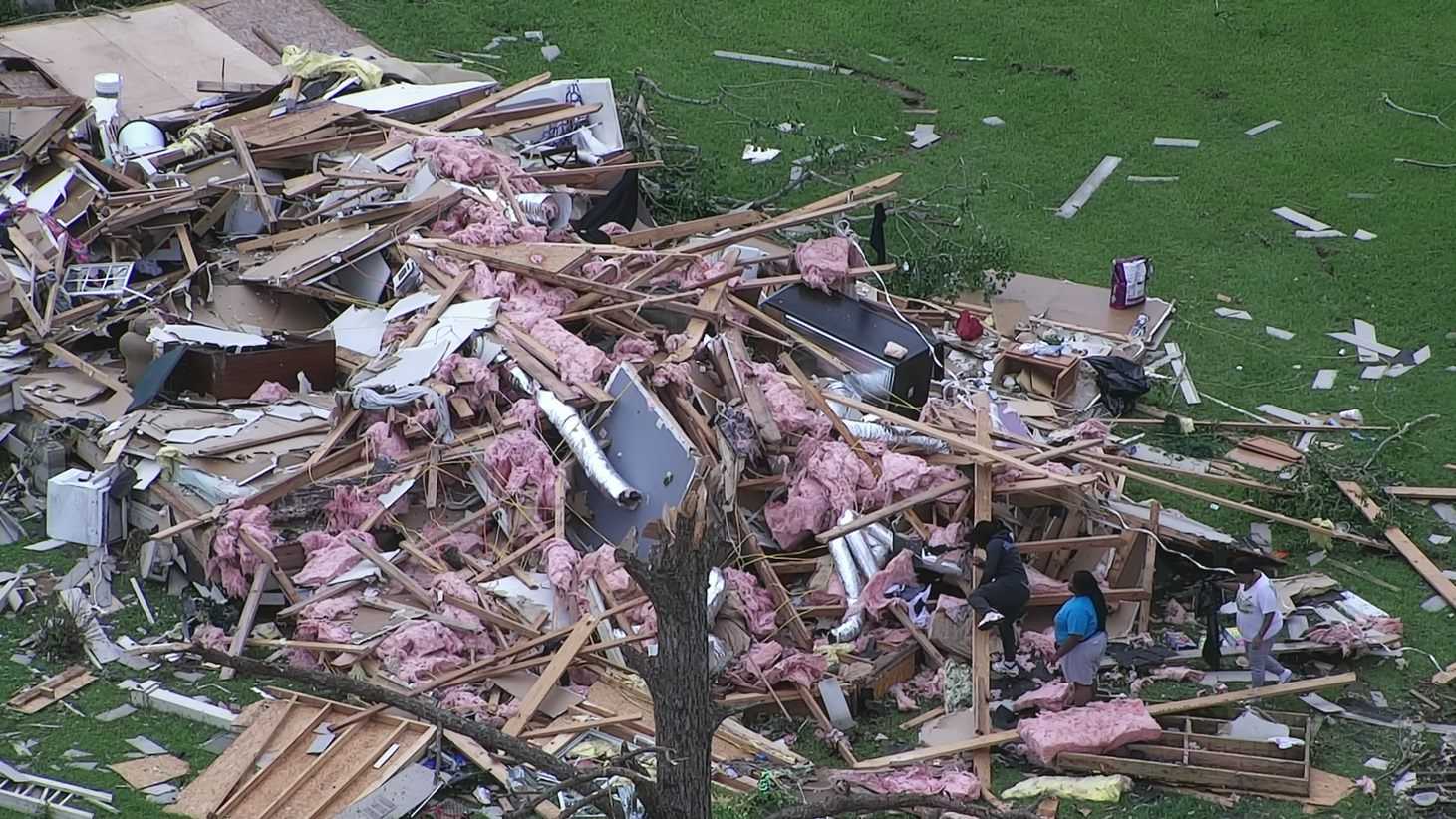 Pictures: Mississippi Residents Pick Up The Pieces After Major Tornado ...