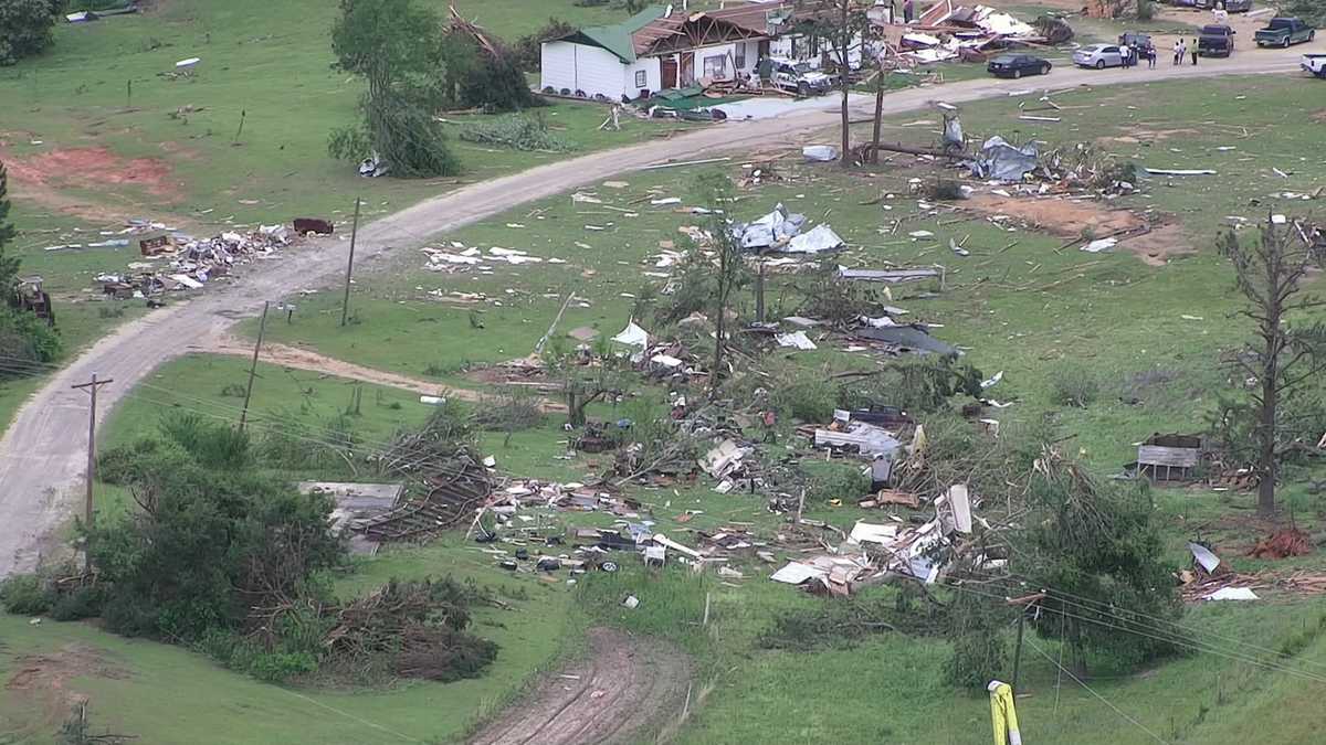 Pictures Mississippi residents pick up the pieces after major tornado