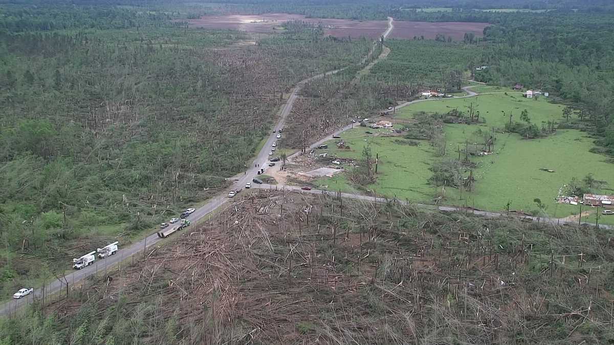 Pictures: Mississippi residents pick up the pieces after major tornado ...