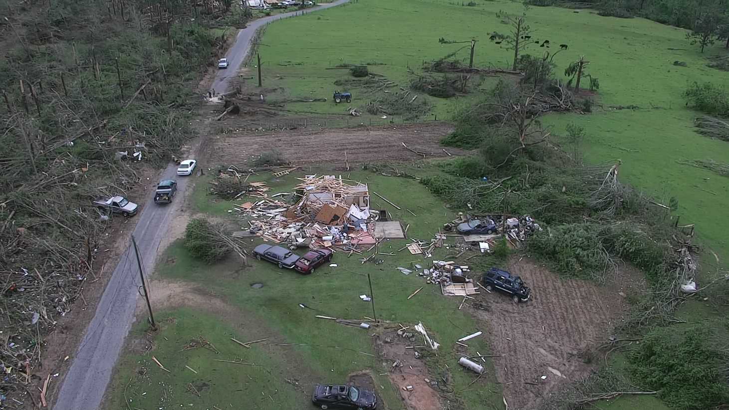 Pictures: Mississippi Residents Pick Up The Pieces After Major Tornado ...