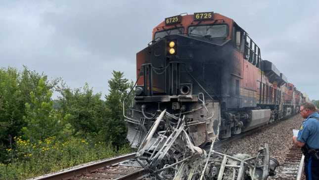 Mendon, Missouri: Train strikes side-by-side stuck on tracks