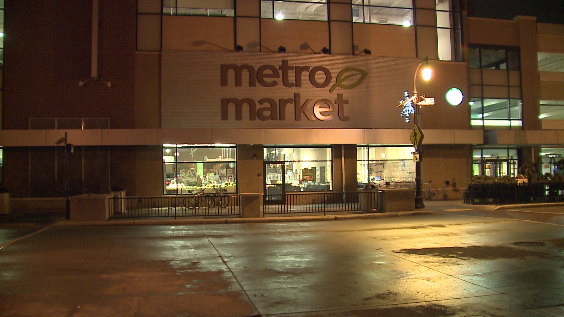 Robbery man points gun at Metro Market security officer, drives off
