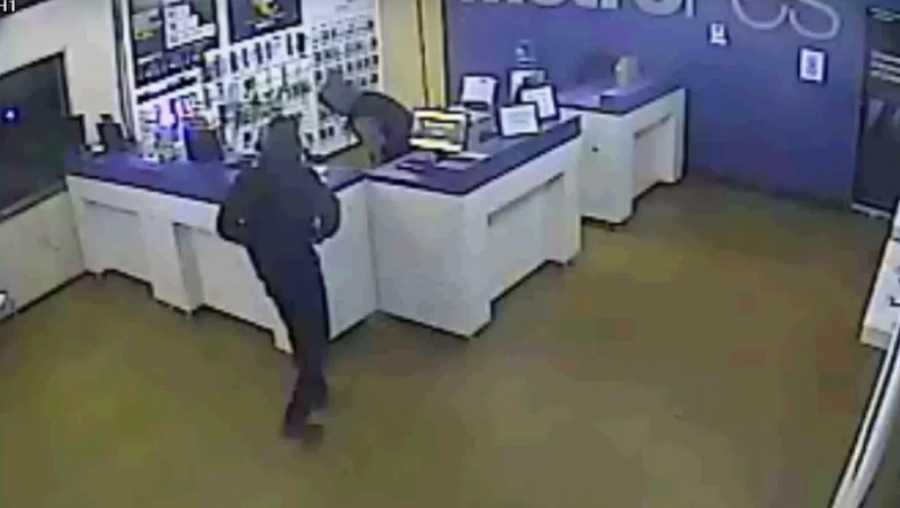 2 Caught On Camera Robbing Separate Nw Okc Metro Pcs Stores