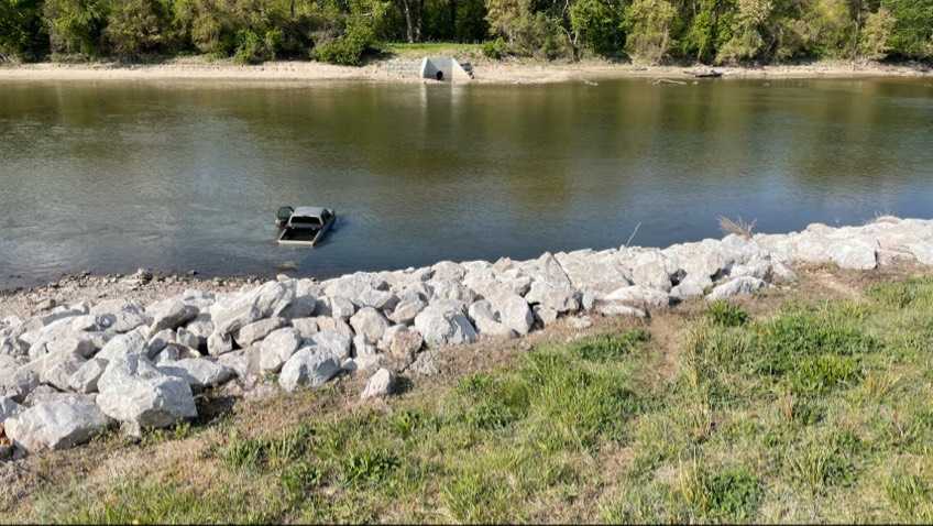 Driver unharmed after truck skids into Des Moines River - Vimarsana News