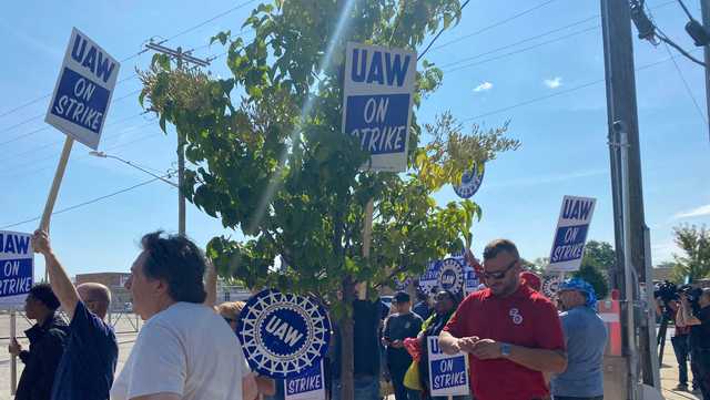 Strikes against automakers spread to 20 states, including Wisconsin - Vimarsana News