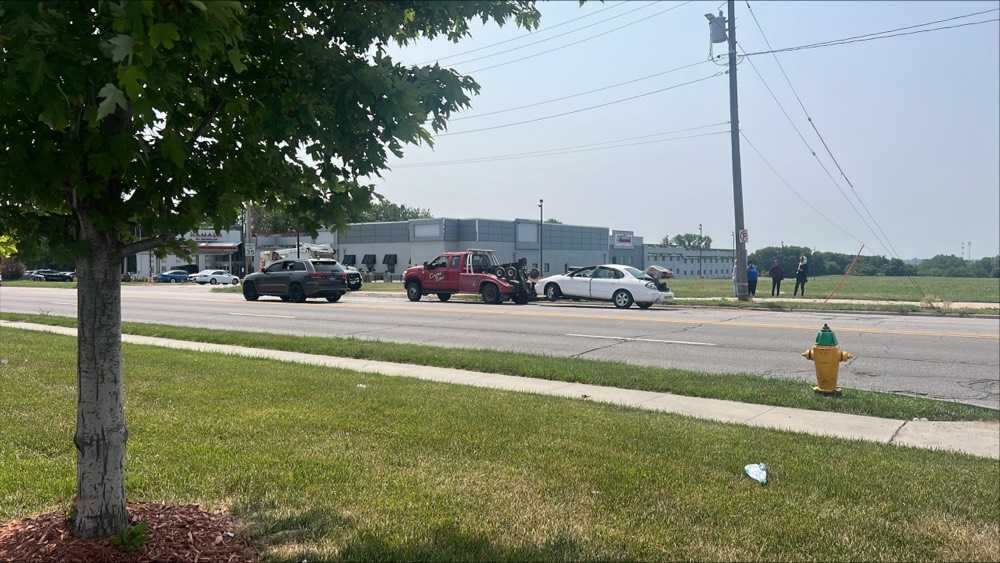 Driver crashes into utility pole near Des Moines convenience store