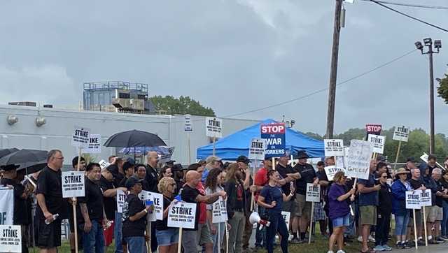Union members stand in rain picketing outside Amcor in Des Moines - Vimarsana News