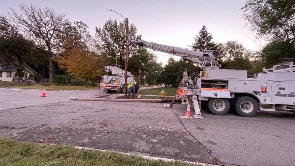 Des Moines Police: Driver shot before crashing into pole