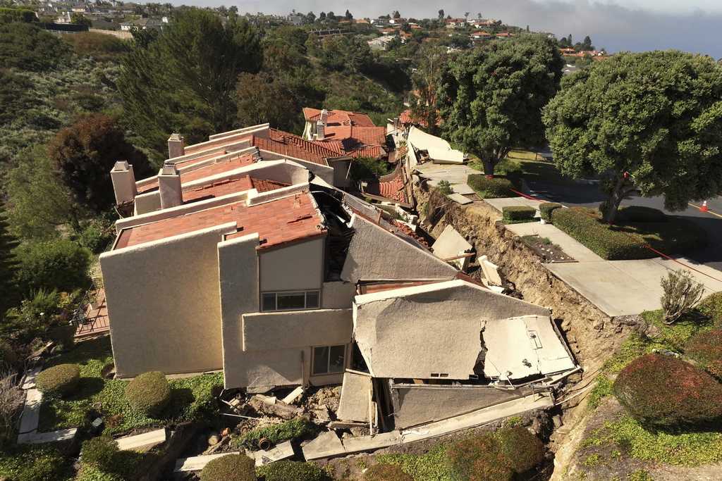 12 Homes Torn Apart By Landslide On Southern California's Palos Verdes ...