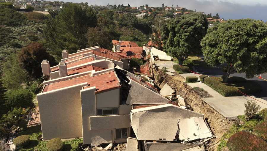12 homes torn apart by landslide on Southern California's Palos Verdes