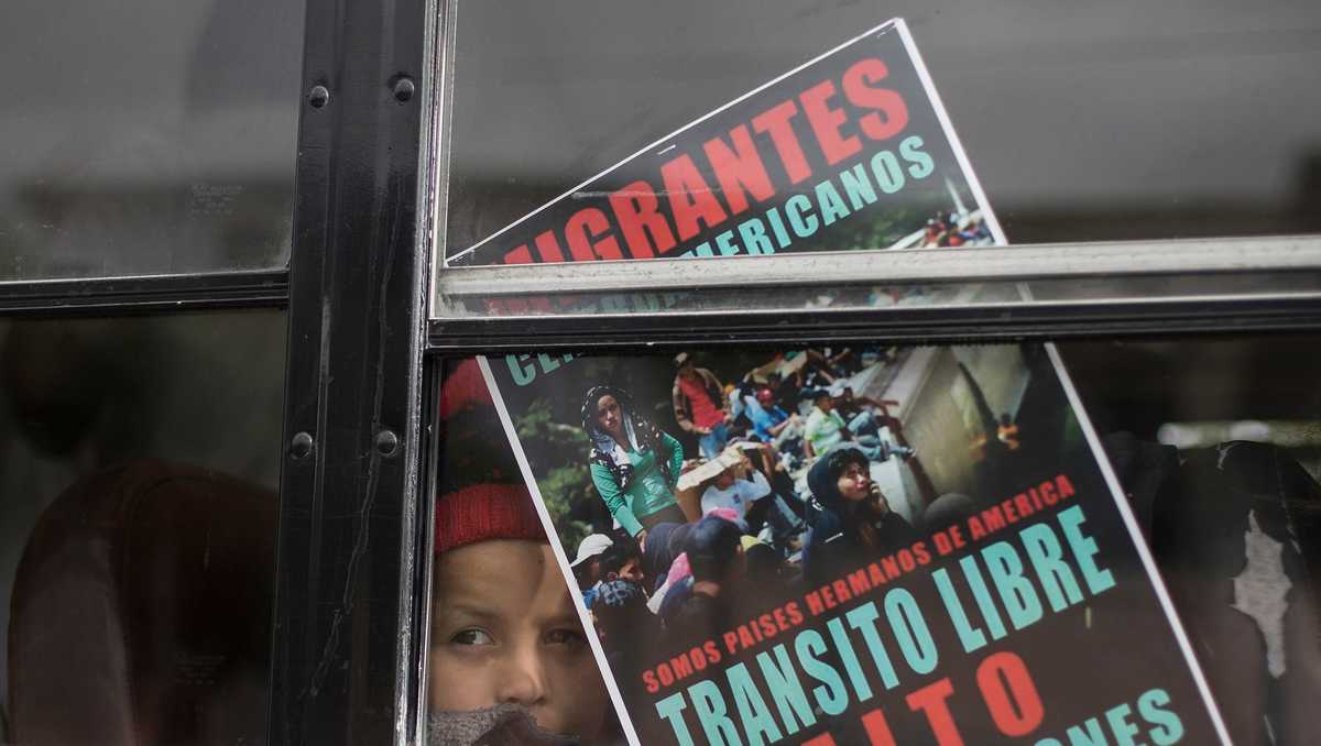 Buses carrying hundreds of Central American migrants roll to US border