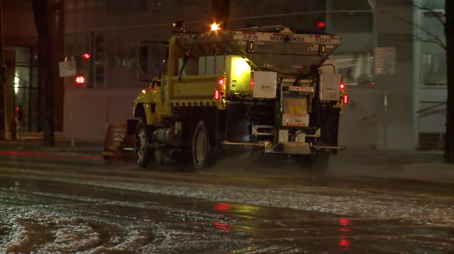 Milwaukee DPW out in full force during winter storm - Vimarsana News