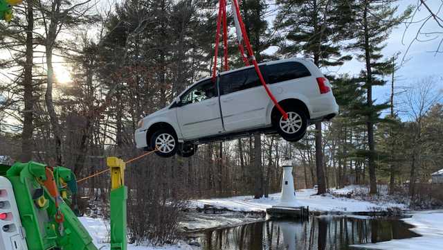 Minivan plunges into icy lake in Brookline, New Hampshire - Vimarsana News