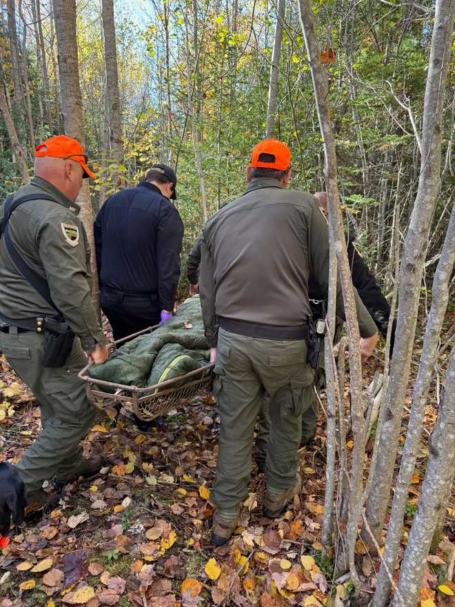 Los equipos de búsqueda y rescate encontraron a Pamela Helmstadter, de 72 años, de Alexander, Maine, el 17 de octubre de 2024, en el bosque cerca de su casa después de haber estado desaparecida durante cuatro días.