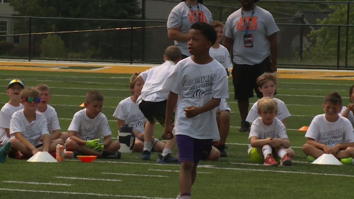 Bengals: Joe Mixon, Ja'Marr Chase team up for youth football camp