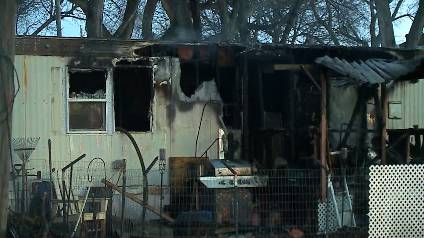 Four people break windows, suffer minor injuries escaping mobile home fire
