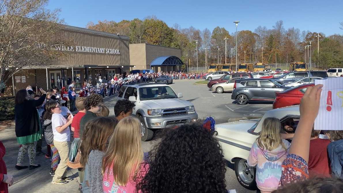 Mocksville Elementary School holds parade for veterans ahead of Veteran