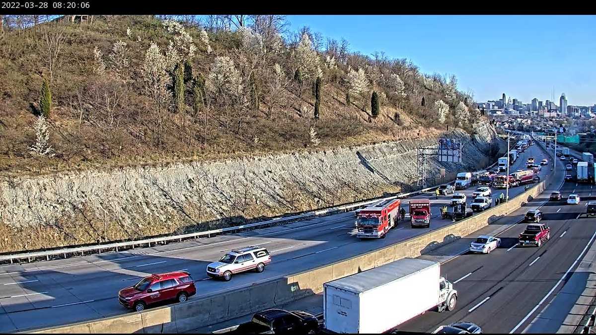 Crash blocks three lanes along SB I-71/75