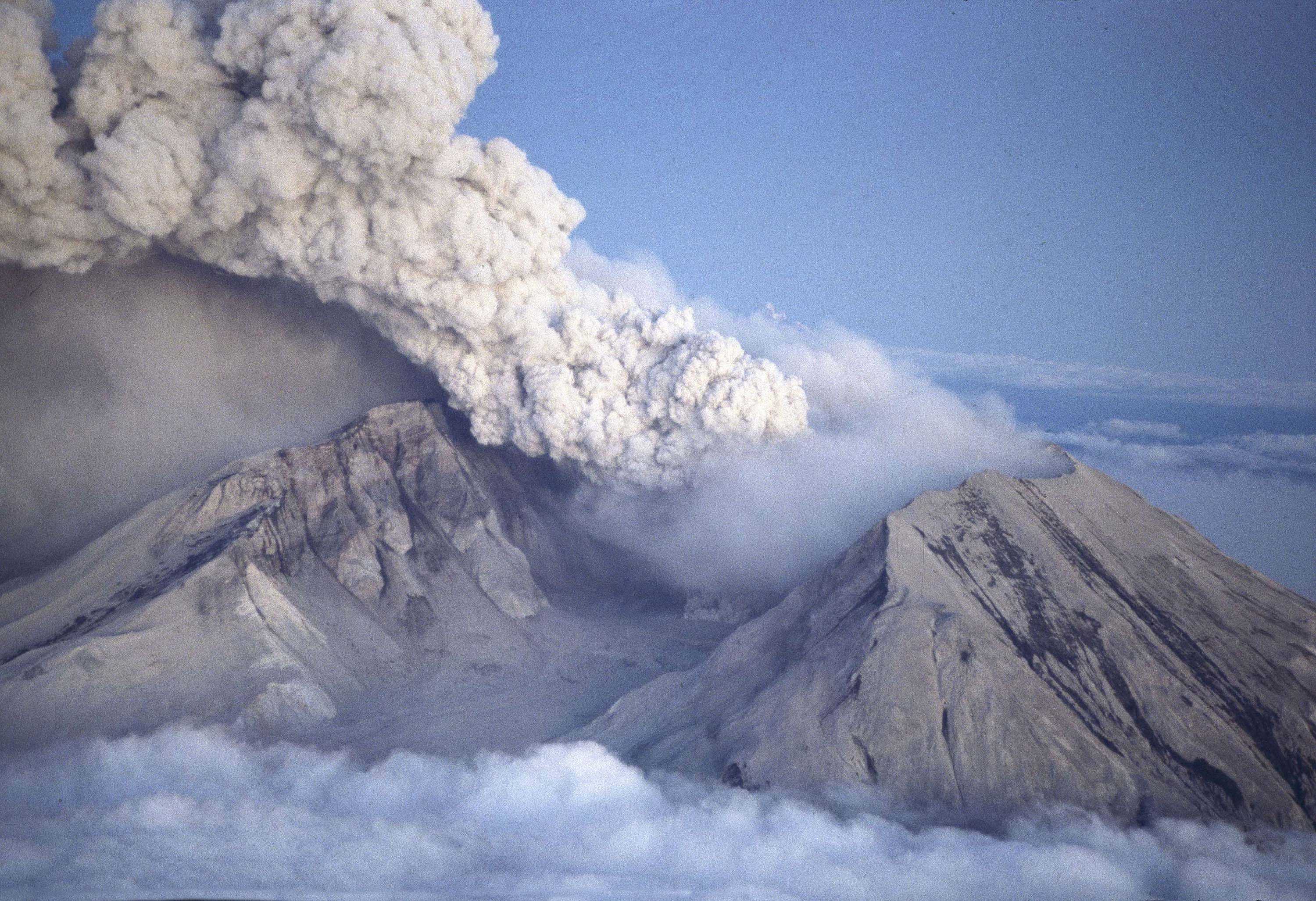 40 Years Ago Today Mount St Helens Erupted   Mount St Helens Erupts 1589834163 