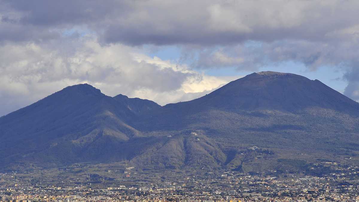 Push down learn Perceivable US tourist falls into Mount Vesuvius after climbing forbidden route