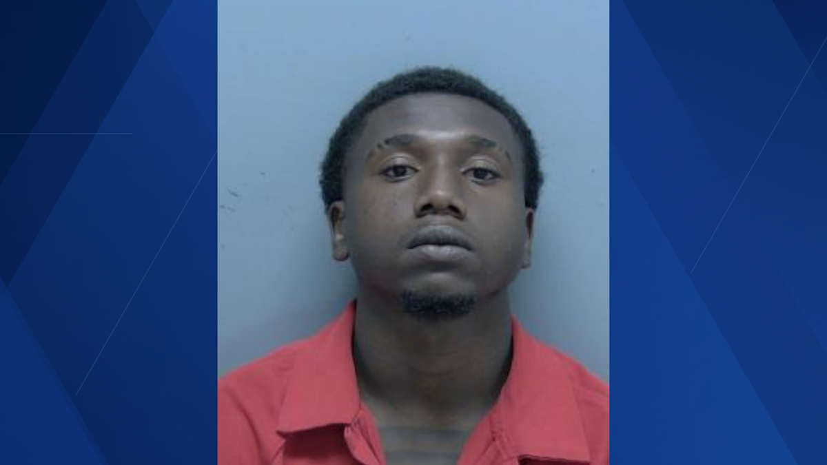 Detectives search for Fort Myers man accused of fleeing officers