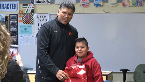 Hall-of-Famer Anthony Munoz giving back to Hispanic community