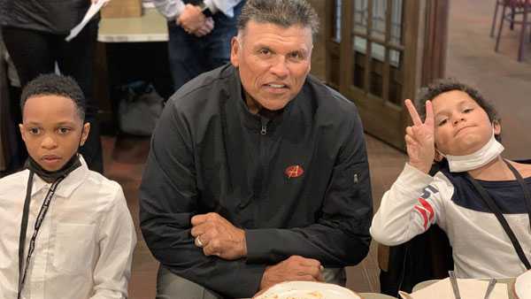 Anthony Muñoz buys new shoes, pizza for 33 Cincinnati children