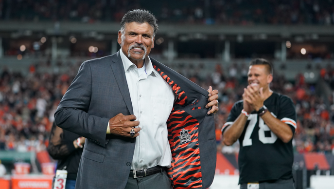 former cincinnati bengals' anthony munoz holds open his jacket during a "ring of honor" ceremony during an nfl football game between the cincinnati bengals and the jacksonville jaguars, thursday, sept. 30, 2021, in cincinnati. (ap photo/michael conroy)