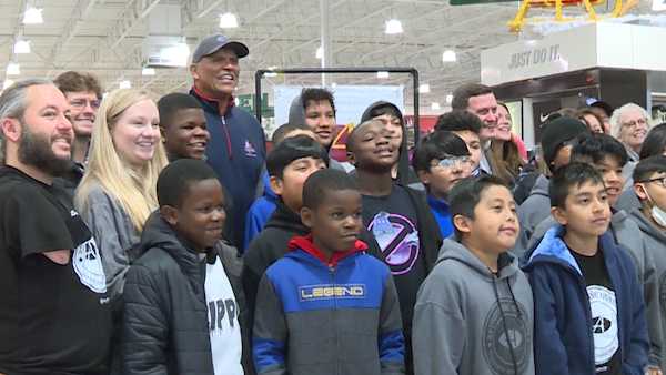 Bengals great Anthony Muñoz treats Hamilton school kids to