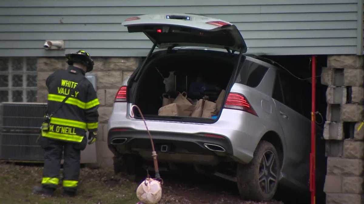 Car goes off road, crashes into house in Murrysville, Westmoreland County